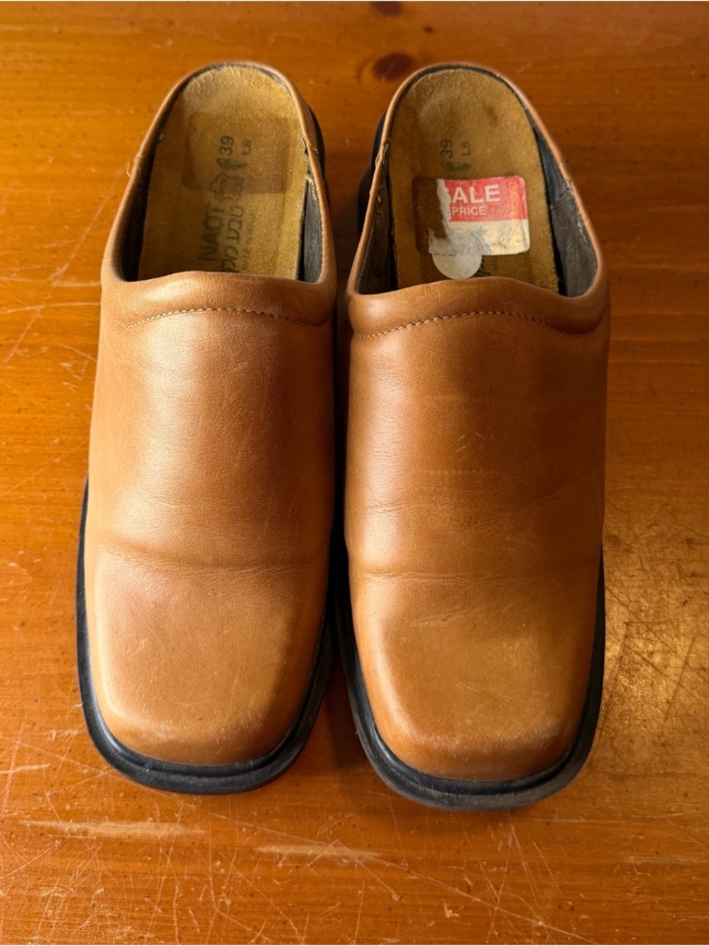 Naot Women’s brown leather clogs